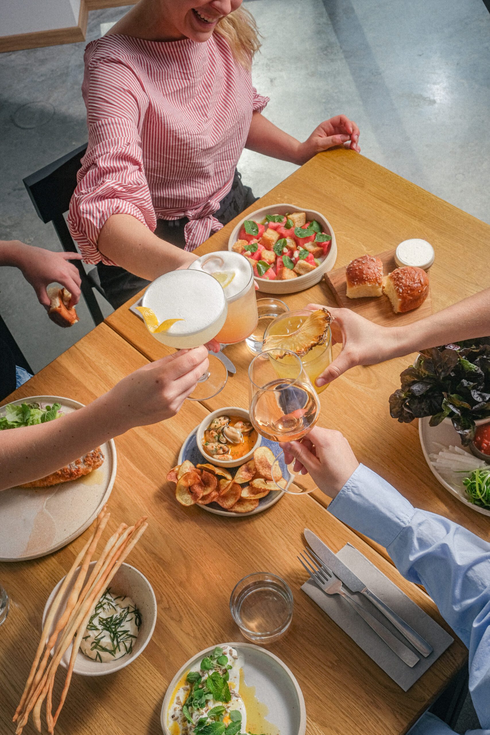 kokteilid ja restoran, kaetud laud